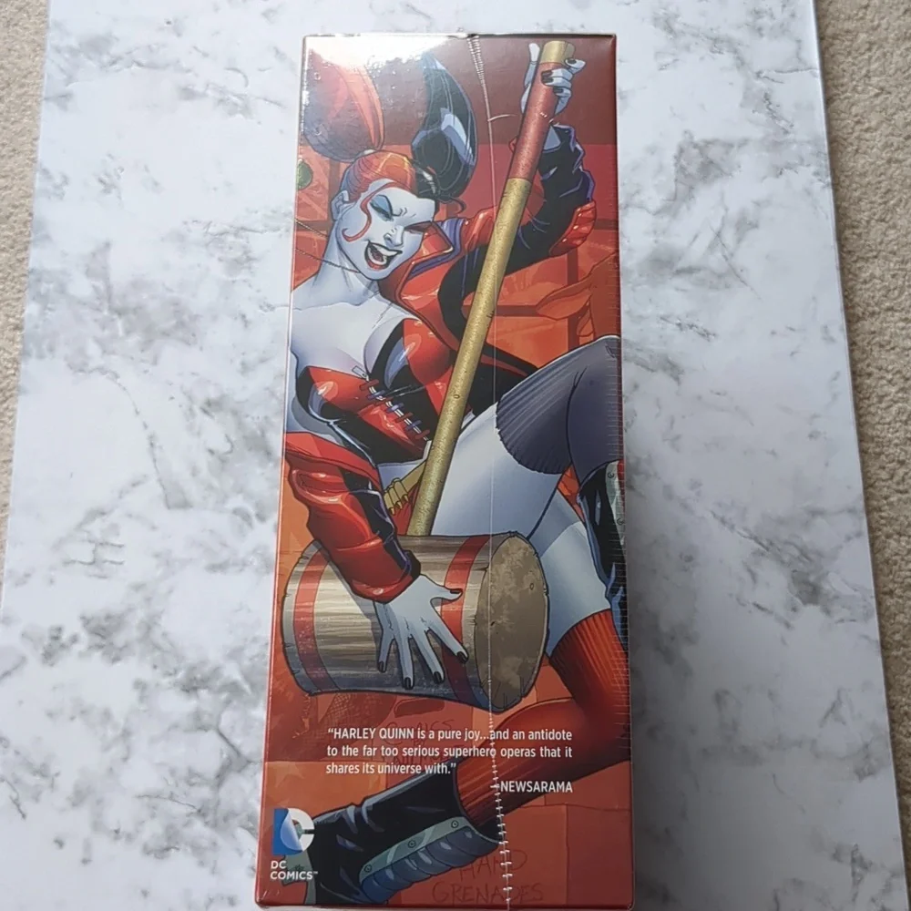 Harley Quinn Book & Mask - Picture 3 of 6